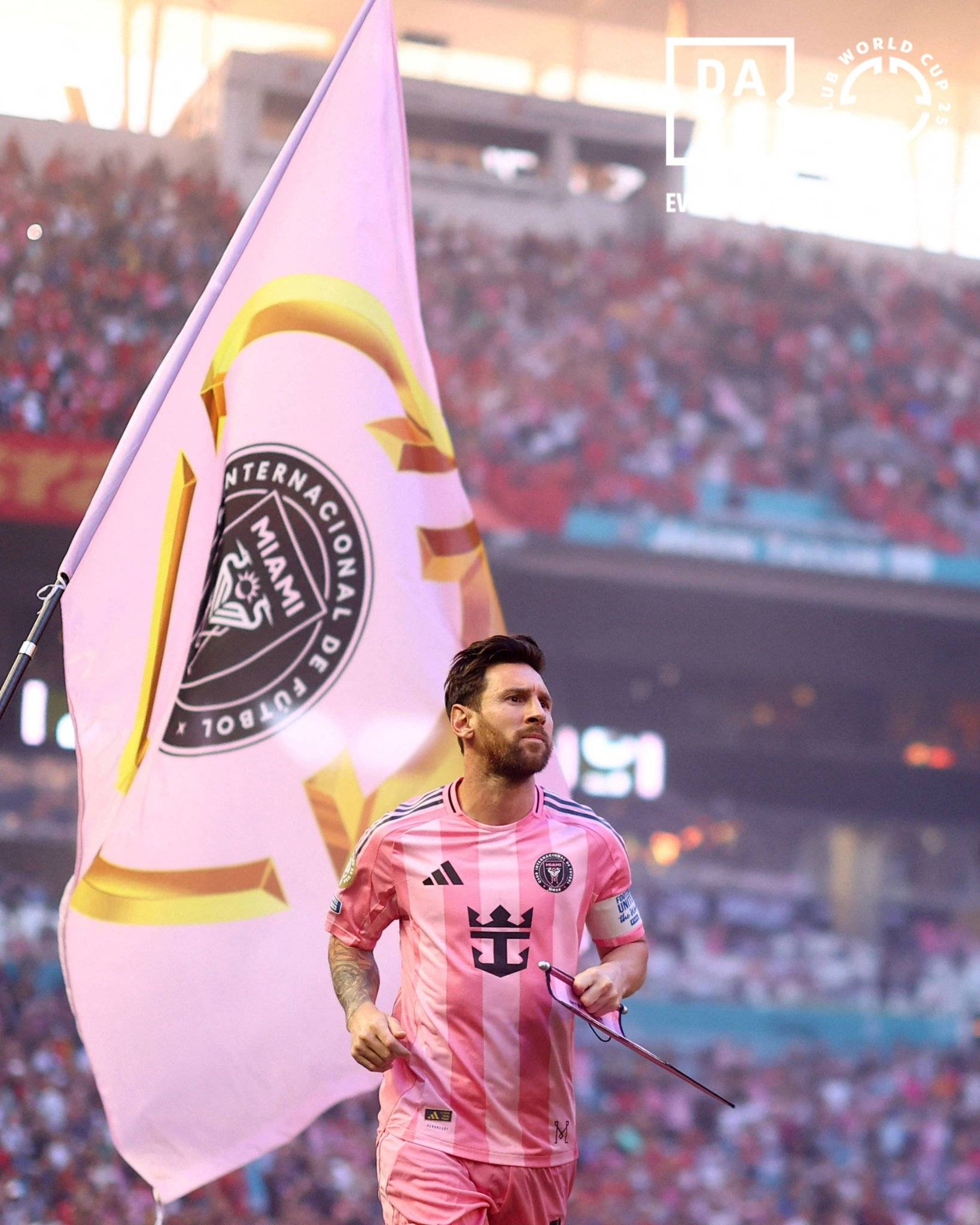 梅西重返赛场，战术调整首场状态出色，西班牙队观众沸腾！的简单介绍